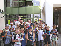 Fröhliche Kinder mit ihren Solarbooten vor dem Rathaus in Ainring